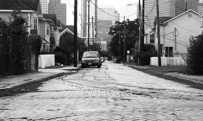 城市街道的黑白图像.