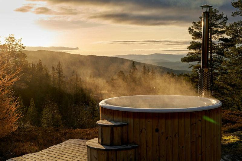 甲板上的热水浴缸可以俯瞰山间日落