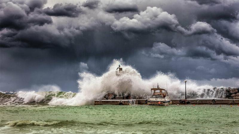 飓风的波浪冲击着码头