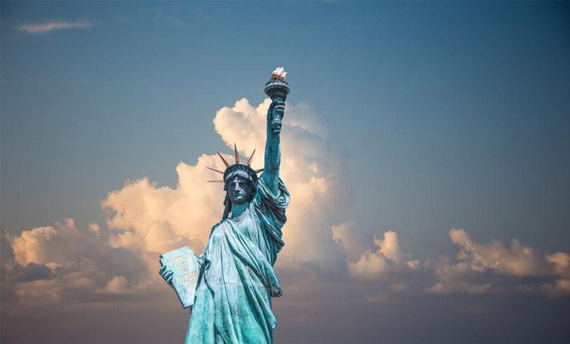 纽约天际线映衬下的自由女神像