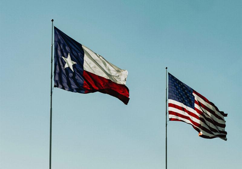 美国和得克萨斯州的国旗在微风中飘扬